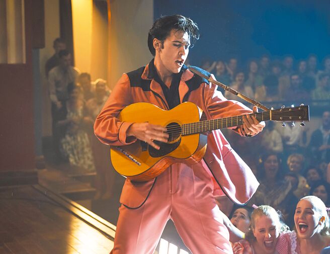 奥斯汀巴特勒在《猫王艾维斯》中的演出获得极高评价。（美联社）