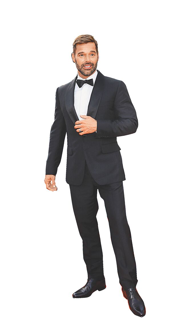 瑞奇马汀身穿Berluti黑色马海毛缎面披肩领燕尾服，内搭白色府绸衬衫、黑色真丝缎领结及一双Alessandro黑色繫带鞋，在红毯帅气亮相。（Berluti 提供）