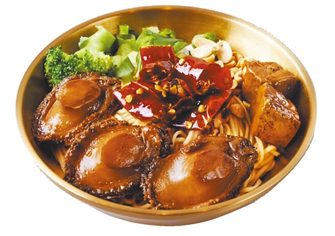 麻辣滷「麻十七川滷專売所」以經典17種中藥祕製的滷汁打響名號，即起到6月30日於新竹遠東巨城百貨4樓美食街快閃登場，至6月5日每日前30名客戶買鮑魚小麵系列（見圖），相同品項第2碗10元。（麻十七川滷專売所提供）