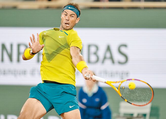 纳达尔用正手拍用力把球回击，他以直落三闯进法网男单32强。（路透）