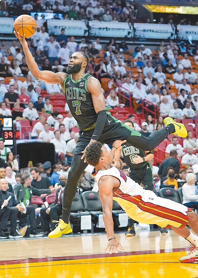 傑倫布朗的強行切入上籃，把羅瑞整個人都撞翻。（美聯社）