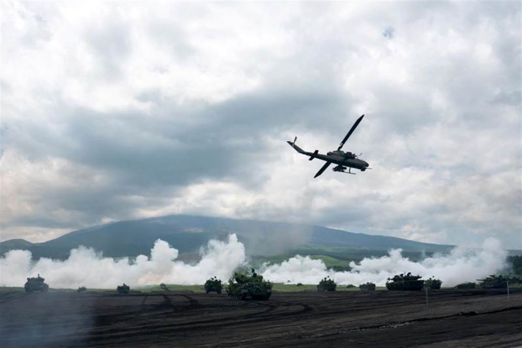 日本陆上自卫队28日在静冈县的东富士演习场，举行日本国内最大规模的坦克和火炮实弹射击演习，首次投入了V-22「鱼鹰」运输机。（路透照片）(photo:ChinaTimes)