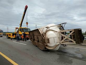 又翻車!驚悚畫面曝  油罐車撞分隔島 車頭噴飛