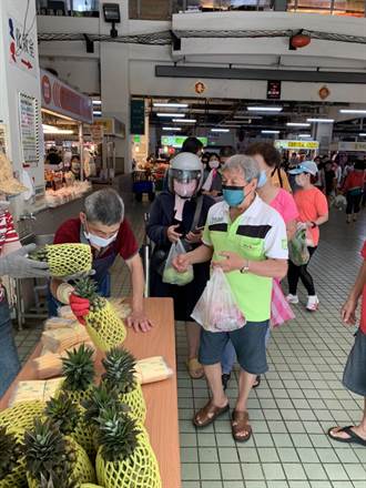 台南傳統市場消費送金鑽鳳梨 2100顆半小時內搶光