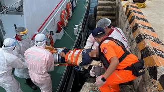 外籍散裝貨輪船員不慎受傷 澎湖海巡馳援協助送醫