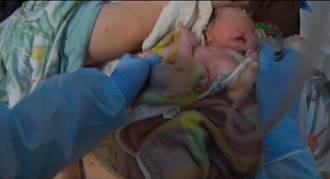 桃園孕婦家中急產 消防員順利救援母子均安