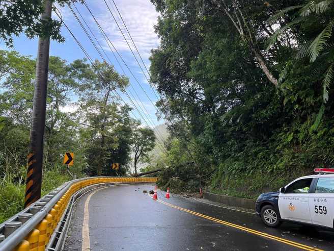 北宜公路坍方，電線桿斷裂。（圖／翻攝自臉書《北宜公路路況分享》）