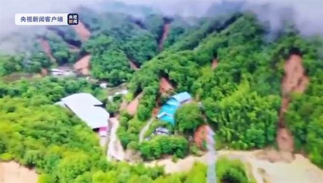 福建武平：暴雨引发土石流致8人死亡，多部门善后。（央视新闻）