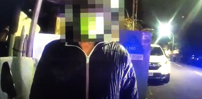 40岁张男酒驾骑机车违规遭拦查，向警方坦承自己是确诊偷跑。（翻摄自影片）