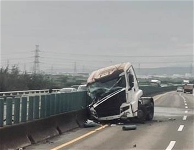 油罐车28日上午8点，多行经61南1634.4K中彰大桥，突然衝撞分隔岛，撞击力道猛烈，不仅车身翻覆，还折甘蔗，车头弹起，飞越分隔岛掉落在北上车道。（彰化踢爆网提供／吴敏菁彰化传真）