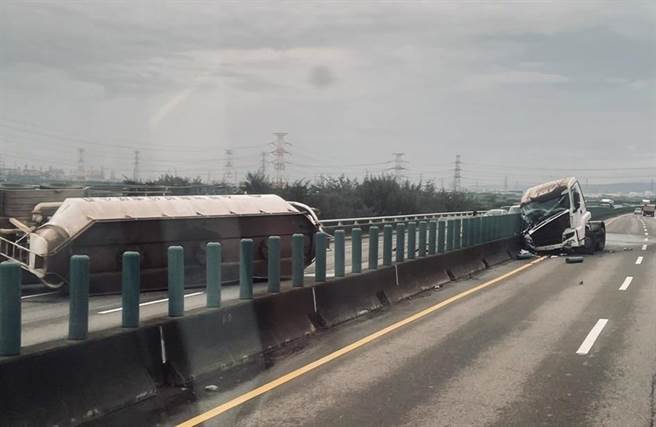 油罐车28日上午8点，多行经61南1634.4K中彰大桥，突然衝撞分隔岛，撞击力道猛烈，不仅车身翻覆，还折甘蔗，车头弹起，飞越分隔岛掉落在北上车道。（彰化踢爆网提供／吴敏菁彰化传真）