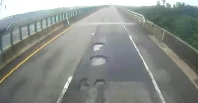 油罐车28日上午8点，多行经61南1634.4K中彰大桥，突然衝撞分隔岛，撞击力道猛烈，不仅车身翻覆，还折甘蔗，车头弹起，飞越分隔岛掉落在北上车道。（彰化踢爆网提供／吴敏菁彰化传真）