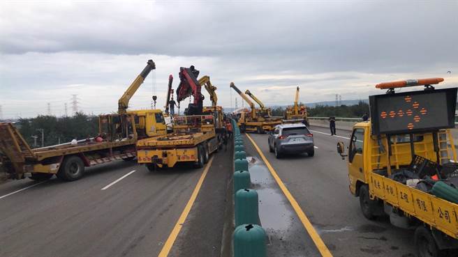 南下油罐车撞分隔岛车头掉落北上车道，派出救援车。（民眾提供／吴敏菁彰化传真）