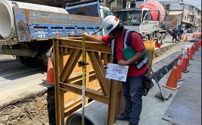台中市清水区高美路排水工程施工情形。（台中市政府提供）
