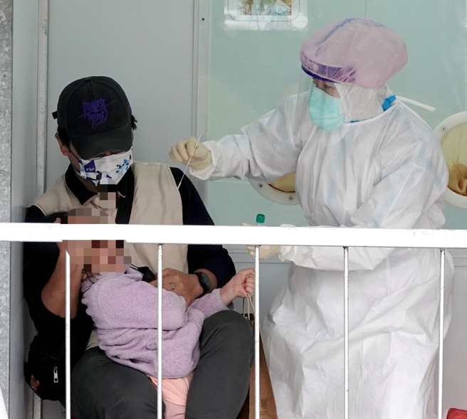 疫情升温，不少家长带孩子筛检。（本报系资料照）