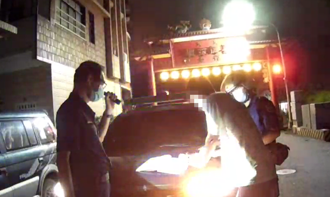 高雄一名男子先前因遭吊銷車牌，竟借友車牌掛遭識破，又酒駕再度拒測恐罰36萬。(高佩琦翻攝)