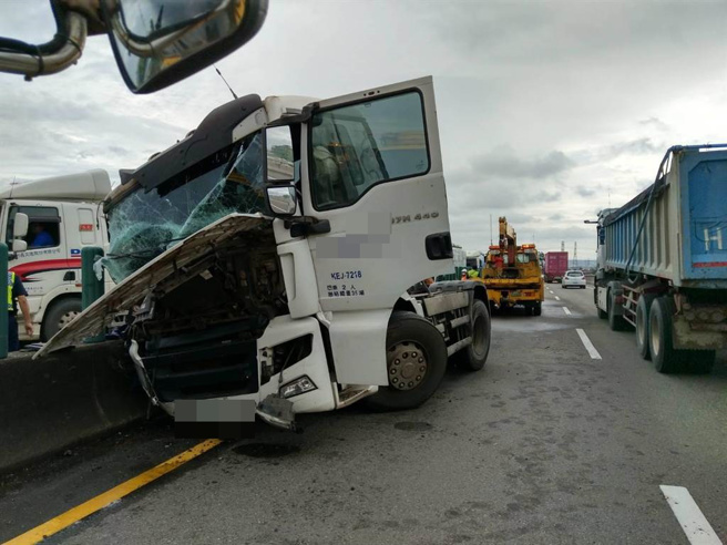 油罐车28日上午8点，多行经61南1634.4K中彰大桥，突然衝撞分隔岛，撞击力道猛烈，不仅车身翻覆，还折甘蔗，车头弹起，飞越分隔岛掉落在北上车道。（民眾提供／吴敏菁彰化传真