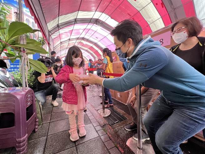 國民黨台北市長參選人蔣萬安上午前往松山霞海城隍廟發送快篩試劑。（黃婉婷攝）