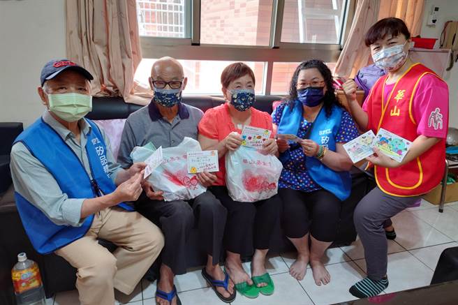 华山基金会与硅品大小义工等，一起将爱心送到弱势的林奶奶与赖阿公家中，提早陪伴两人过端午佳节。（华山基金会提供）