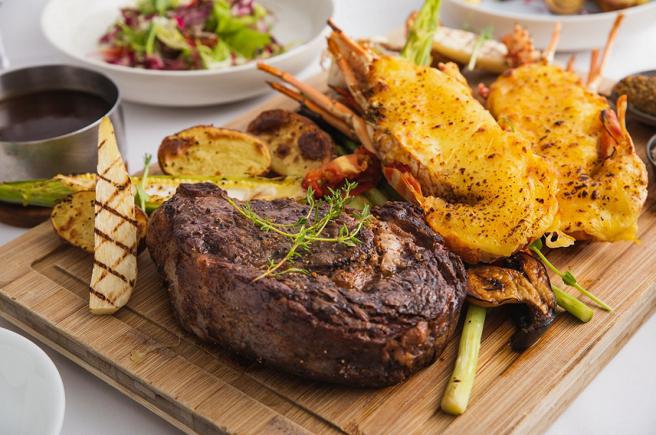 Klook独家抢先开卖国泰饭店观光事业2022春季线上旅展多间餐厅餐券，其中慕轩饭店GUSTOSO义大利餐厅「海陆总匯双人套餐」限时7折，现省1800元。（Klook提供）