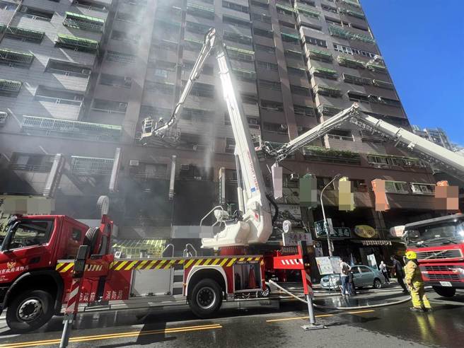 三民区早上八点住宅大楼发生火警，救出两名受困兄弟，哥哥当场无呼吸心跳。（翻摄照片／崔正纲高雄传真）