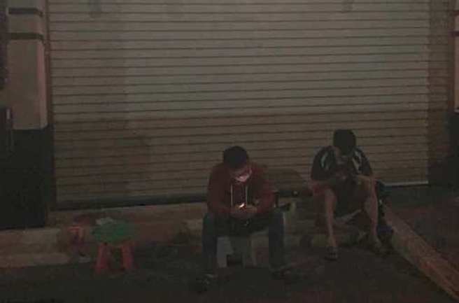 一名云林网友今天凌晨1点经过一家小儿科诊所门口，看到有人已经坐板凳在门口排儿童BNT了。(翻摄自 虎尾人(讚)出来 )