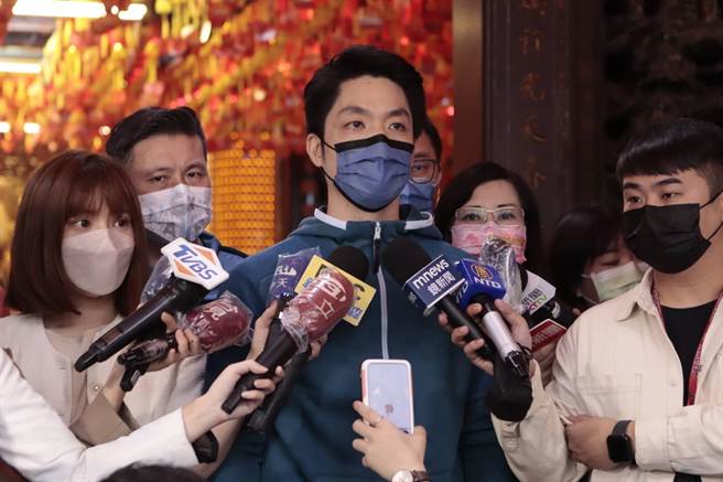 國民黨台北市長參選人蔣萬安上午前往松山霞海城隍廟發送快篩試劑。（蔣萬安辦公室提供）