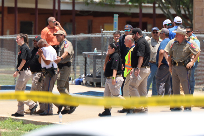 美国德州的洛伯小学24日发生枪击案，共21名师生遇害，但有一名11岁女童用朋友的血涂在自己身上装死，幸存了下来。(图／路透社)