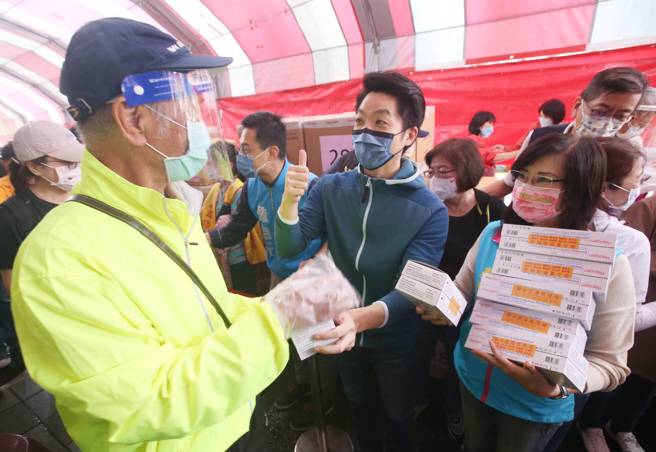 國民黨台北市長候選人蔣萬安（中）28日受邀參加松山霞海城隍廟快篩劑發送活動，將免費快篩劑送給民眾。（趙雙傑攝）