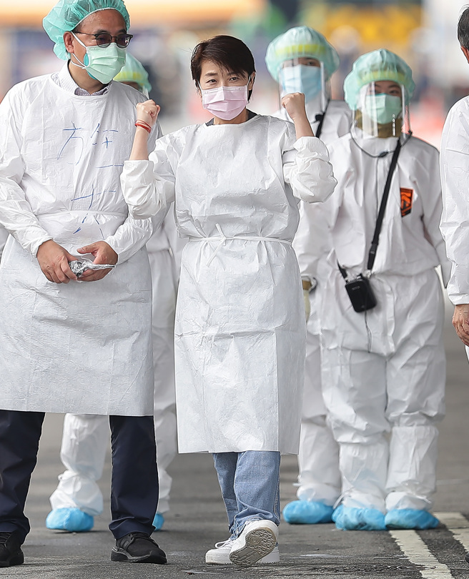 台北市副市长黄珊珊（左二）28日到北士科的得来速筛检站视察，并且为在场的医护人员加油打气。（季志翔摄）