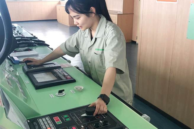 魏芯莲进出港操俥跟操艏推的情形。（航港局提供）