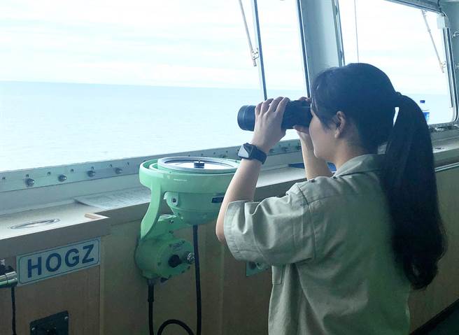 魏芯莲在航行中瞭望远方。（航港局提供）
