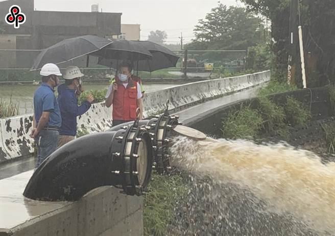 勞動部近日公告為保障勞工，明年起委外承攬或派遣的工作人員不再適用此責任制。（報系資料照）