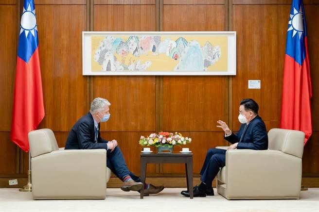 外交部长吴钊燮接受英国「旁观者周刊」 (The Spectator)专栏主笔Ian Williams亲身专访。（外交部提供）