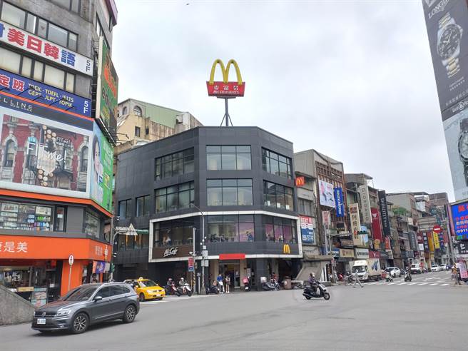 基隆人口中的「大麦」，29日晚间8时后，即将结束营业，让许多市民感到不舍。（张志康摄）