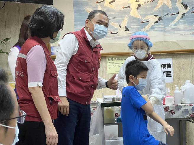 侯友宜视察儿童疫苗接种情形。（王扬杰摄）