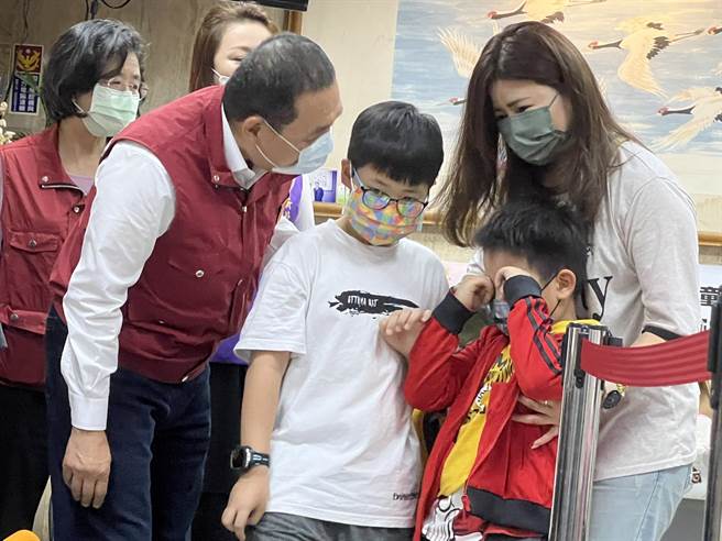 侯友宜视察儿童疫苗接种情形。（王扬杰摄）