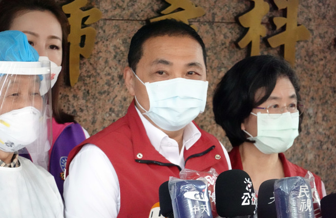 新北市长侯友宜28日前往板桥区萧中正医院视察莫德纳与BNT儿童疫苗接种情形，对于中央研议未来开放边境议题，侯呼吁中央希望做好医疗量能保护、提高国内疫苗施打率、有层次开放外国入境、观察国际变异株情势，并向民眾及地方政府充分说明。（姚志平摄）