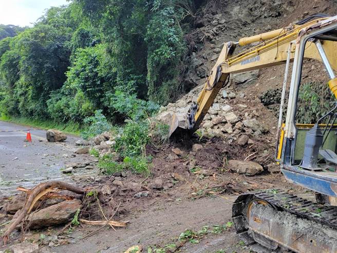 花蓮三棧溪聯外道路邊坡崩坍交通受阻2天，今早天氣放晴，秀林鄉公所出動機具搶修。（秀林鄉公所提供／王志偉花蓮傳真）