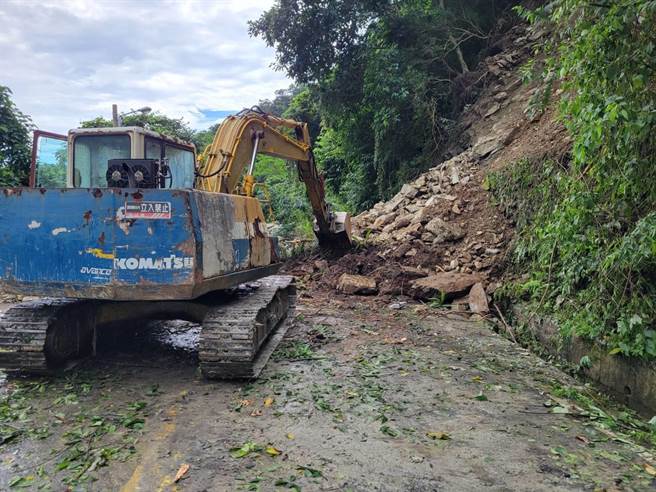 花蓮秀林鄉景美村三棧橋旁山壁26日下午出現土石崩落，到路斷2天。（秀林鄉公所提供／王志偉花蓮傳真）