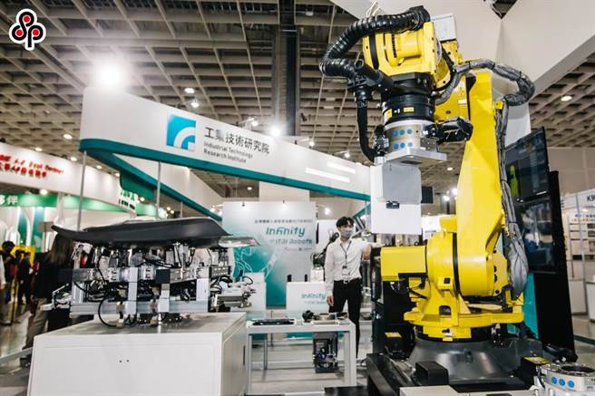 據主計總處4月份人力資源調查發現，相較3月而言，4月共短少2萬5000名就業者，其中主要減少為批發及零售業及製造業，分別減少9000人及8000人。（報系資料照）