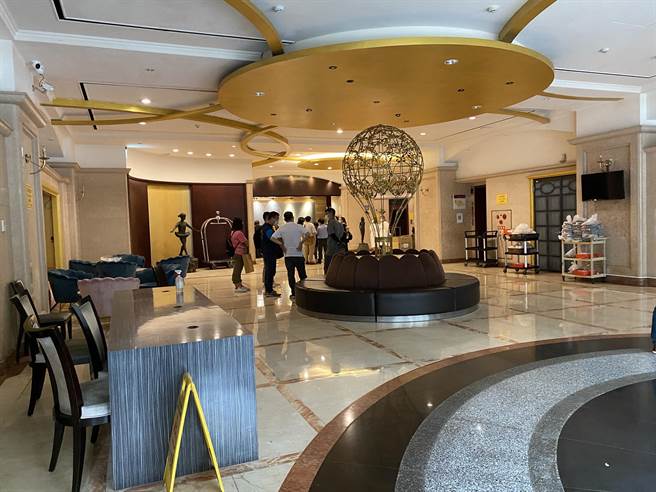 高雄陈姓、王姓男子等5人从国外搭机回国后，入住三民区鸿腾饭店实施居家检疫，但陈男等人才隔离4天就按耐不住寂寞，竟偷溜出房门，相约到王男的房间喝酒开趴，遭卫生局依传染病防治法开罚22万元，鸿腾饭店也因管理疏失被取消经营防疫旅馆的资格。（读者提供／洪浩轩高雄传真）