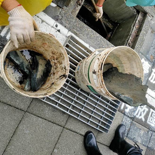 台中捷运南屯站周边排水沟，遇到大雨，大量雨水就从孔盖内喷涌出，台中市议员何文海与养工处人员开盖才发现沟内堆积有许多大小不一的水泥块。（何文海提供／谢琼云台中传真）