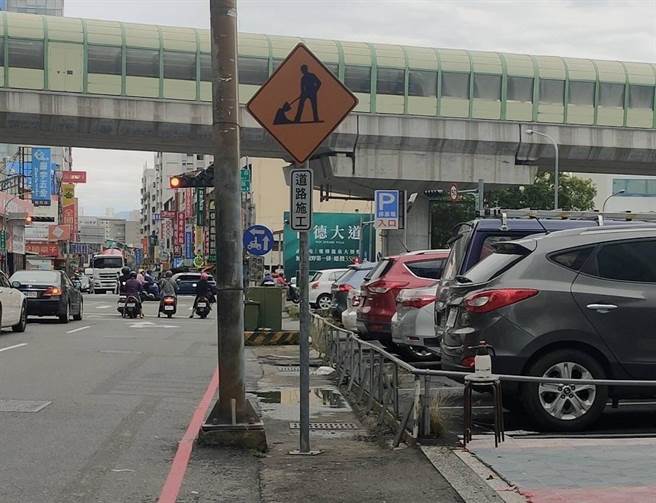 已完工通车1年的台中捷运，南屯站周边街区至今还遗留有8处的施工告示牌，台中市交通局指出，接获反映日前已全数移除。（何文海提供／谢琼云台中传真）