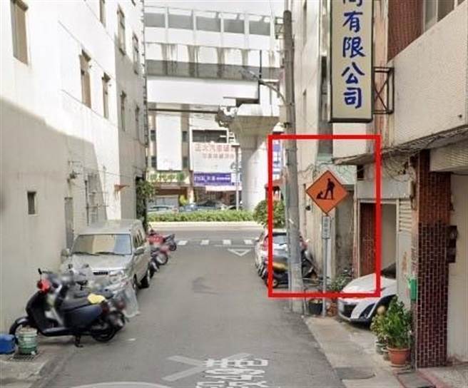 已完工通车1年的台中捷运，南屯站周边街区至今还遗留有8处的施工告示牌，台中市交通局指出，接获反映日前已全数移除。（何文海提供／谢琼云台中传真）