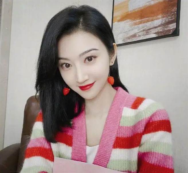 大陆演员景甜因代言违法广告，被罚722.12万元人民币，火速发声道歉。（网易）