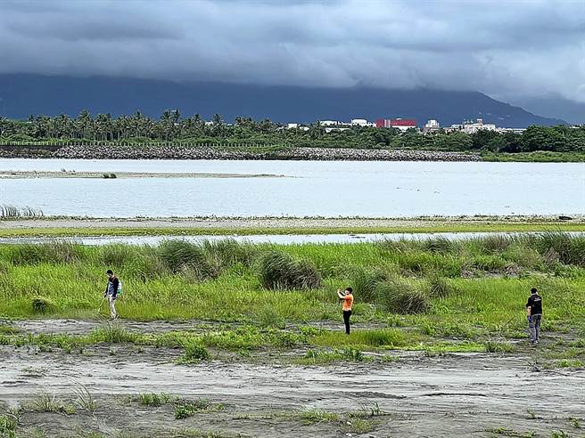 花蓮縣府已到花蓮溪出海口附近進行消毒外，並針對案地半徑5公里內養禽戶進行加強訪視並協助場域周邊消毒。（花蓮縣府提供／王志偉花蓮傳真）