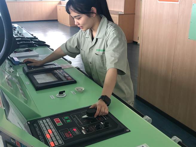 去年通过航海人员测验的魏芯莲认为，在商船工作，不仅只是一个高薪的职业，也是对自我的挑战。（航港局提供／陈佑诚传真）