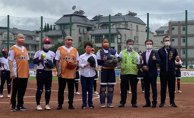 2022企業女子壘球聯賽在台中金龍棒球場展開地主隊台中兆基穿山甲主場首戰，台中市長盧秀燕（右4）、兆基企業董事長李建成（左3）、企業女子壘球聯盟會長林昆漢（右2）及台中市議員何敏誠（右3）等人到場為選手加油打氣。（陳淑芬攝）