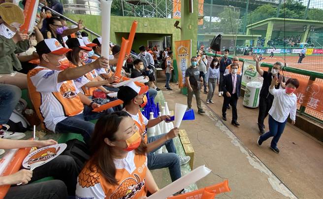 2022企業女子壘球聯賽，在台中金龍棒球場展開地主隊「兆基穿山甲」主場首戰，市長盧秀燕（右1）為「兆基穿山甲」加油打氣。（陳淑芬攝）